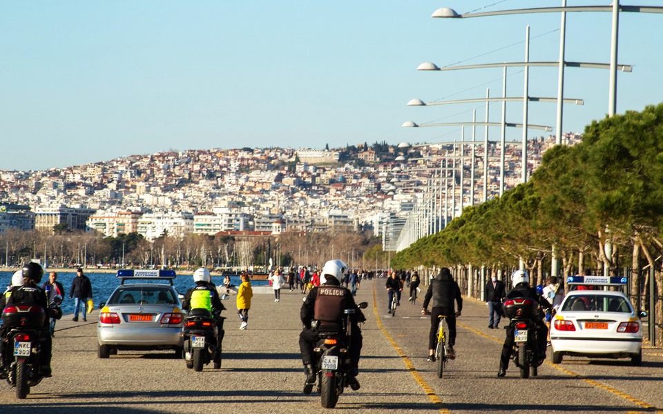 Θεσσαλονίκη: Αστυνομικές περιπολίες για το «μένουμε σπίτι» (φωτογραφίες)-3