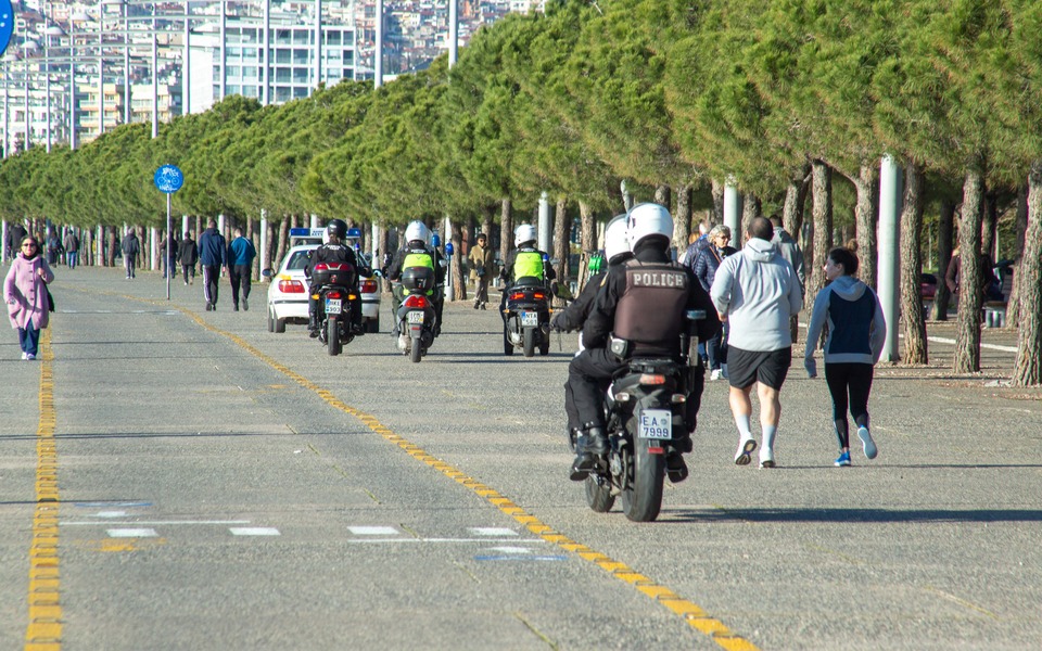 Θεσσαλονίκη: Αστυνομικές περιπολίες για το «μένουμε σπίτι» (φωτογραφίες)-2