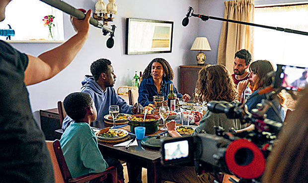 Είμαστε όλοι μόνοι / μαζί-1