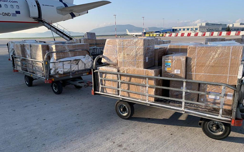 Στο «Ελ. Βενιζέλος» 1,7 εκατ. μάσκες και υγειονομικό υλικό από την Κίνα-1