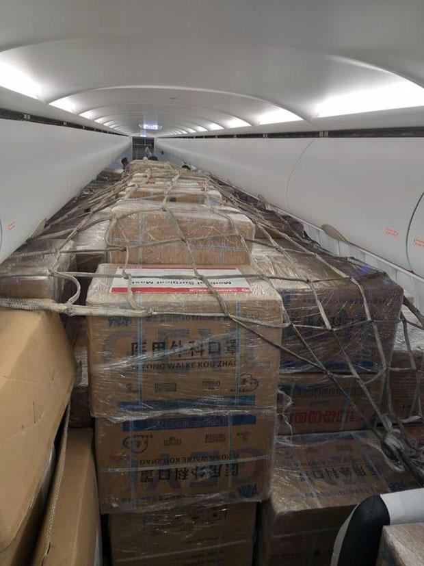 Στο «Ελ. Βενιζέλος» 1,7 εκατ. μάσκες και υγειονομικό υλικό από την Κίνα-2