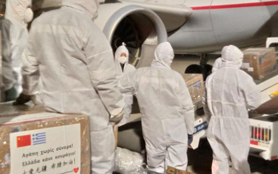 Στο «Ελ. Βενιζέλος» 1,7 εκατ. μάσκες και υγειονομικό υλικό από την Κίνα-3