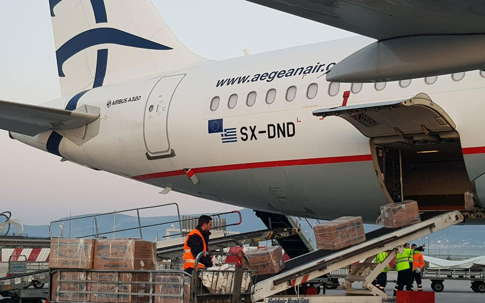 Στο «Ελ. Βενιζέλος» 1,7 εκατ. μάσκες και υγειονομικό υλικό από την Κίνα-4