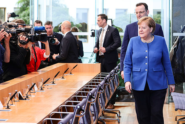 Ο Γερμανός πρέσβης Ερνστ Ράιχελ στην «Κ»: «Η συζήτηση για έκδοση ευρωομόλογου συνεχίζεται»-2