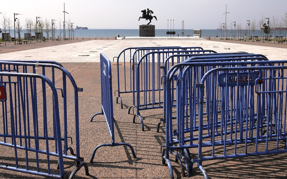 Θεσσαλονίκη: Ξεκινούν τα πρόστιμα παραβίασης του «λουκέτου» στη Νέα Παραλία (φωτογραφίες)-1