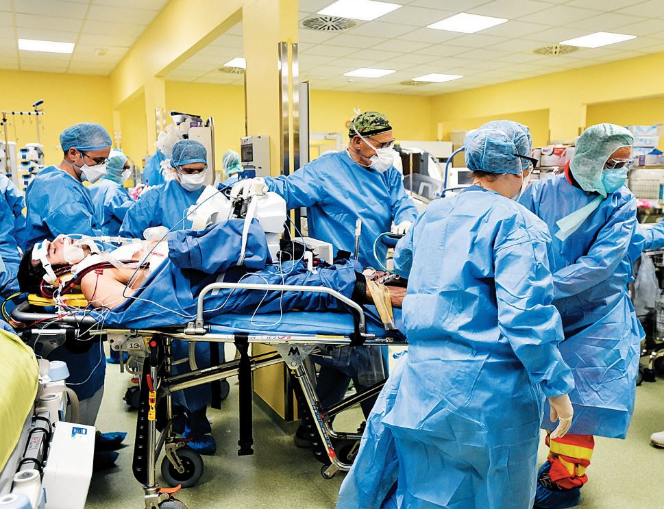 Στίβεν Ξενάκης στην «Κ»: Τα «τραύματα» των γιατρών θα φανούν αργότερα-1