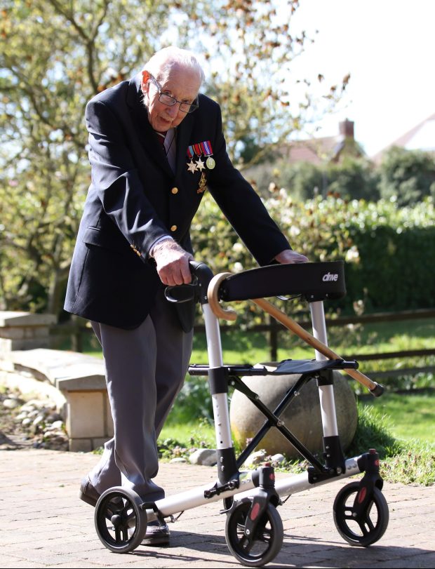 Βετεράνος πολέμου συγκεντρώνει εκατομμύρια για το βρετανικό ΕΣΥ κάνοντας βόλτες στον κήπο του-1