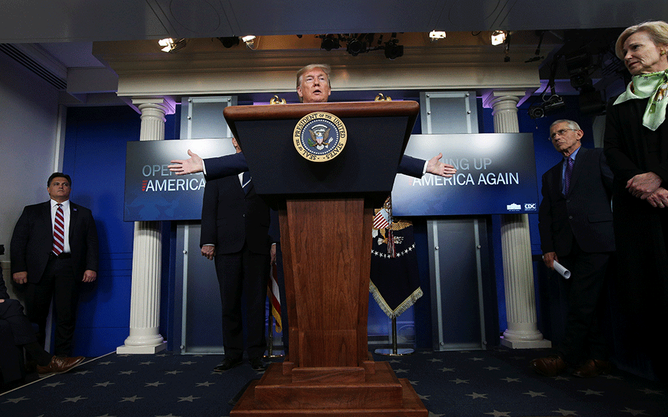 Ο Τραμπ ξαναβάζει μπροστά την Αμερική παρά τους χιλιάδες θανάτους ημερησίως-1