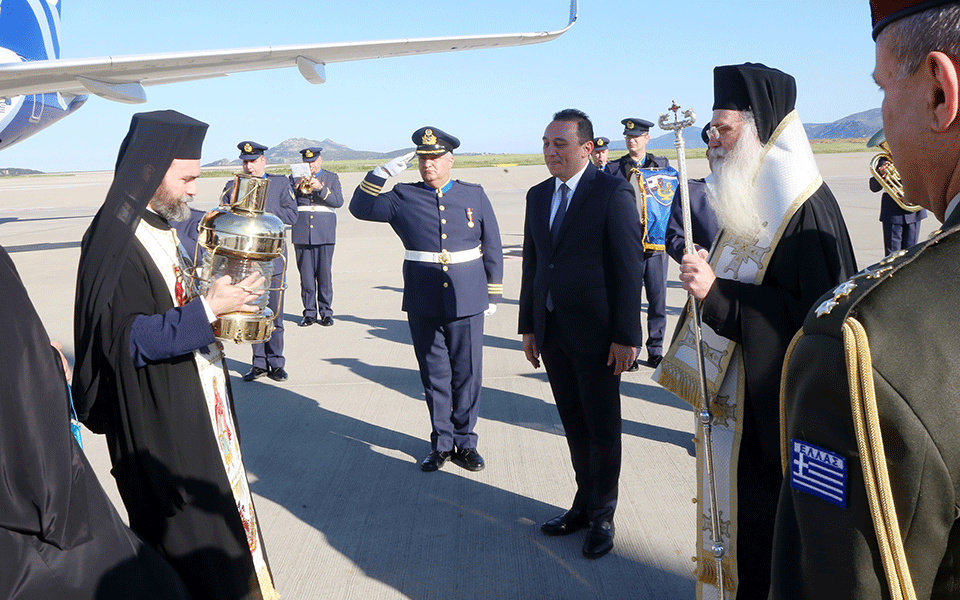 Στην Αθήνα το Άγιο Φως – Λιτή τελετή υποδοχής (φωτογραφίες)-4