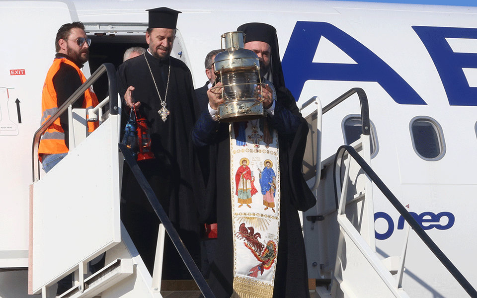 Στην Αθήνα το Άγιο Φως – Λιτή τελετή υποδοχής (φωτογραφίες)-1