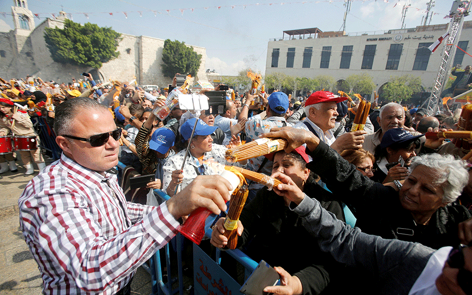 Σε μία έρημη Ιερουσαλήμ η τελετή αφής του Αγίου Φωτός – Ιερείς με μάσκες (φωτογραφίες-βίντεο)-2
