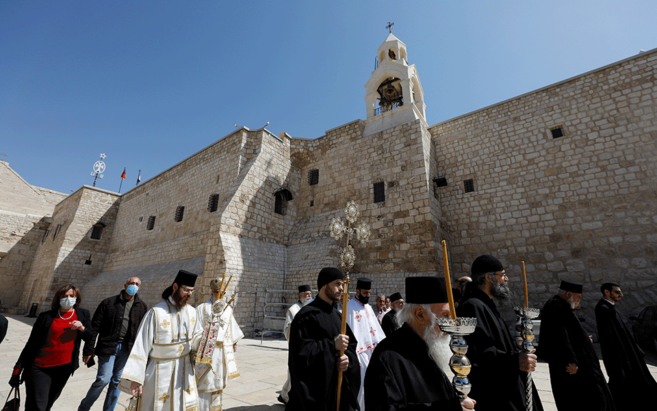 Σε μία έρημη Ιερουσαλήμ η τελετή αφής του Αγίου Φωτός – Ιερείς με μάσκες (φωτογραφίες-βίντεο)-3