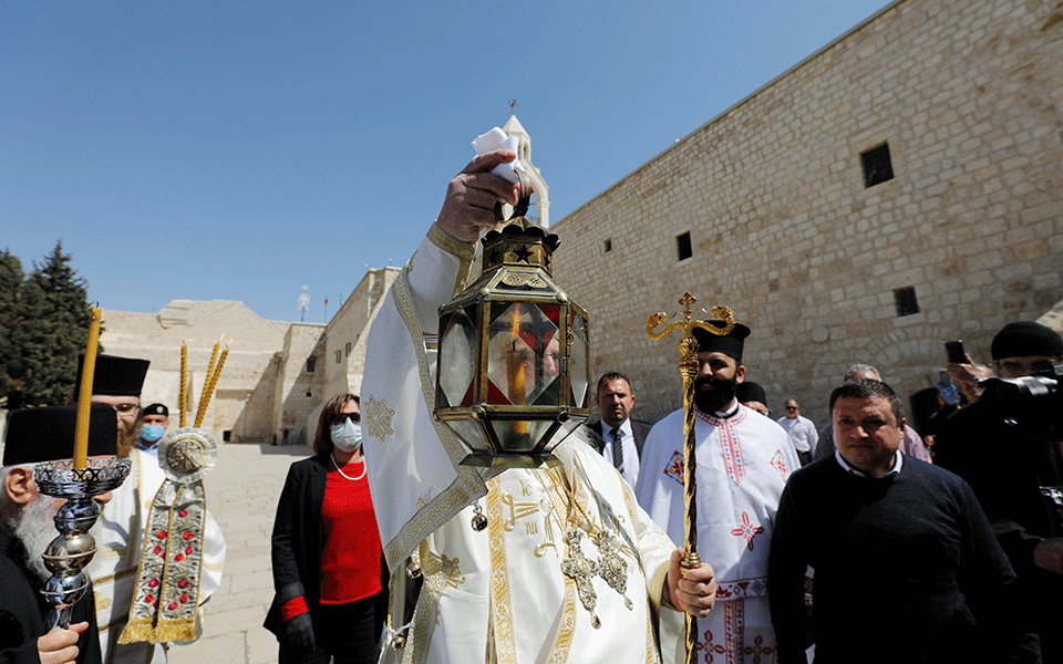 Σε μία έρημη Ιερουσαλήμ η τελετή αφής του Αγίου Φωτός – Ιερείς με μάσκες (φωτογραφίες-βίντεο)-6