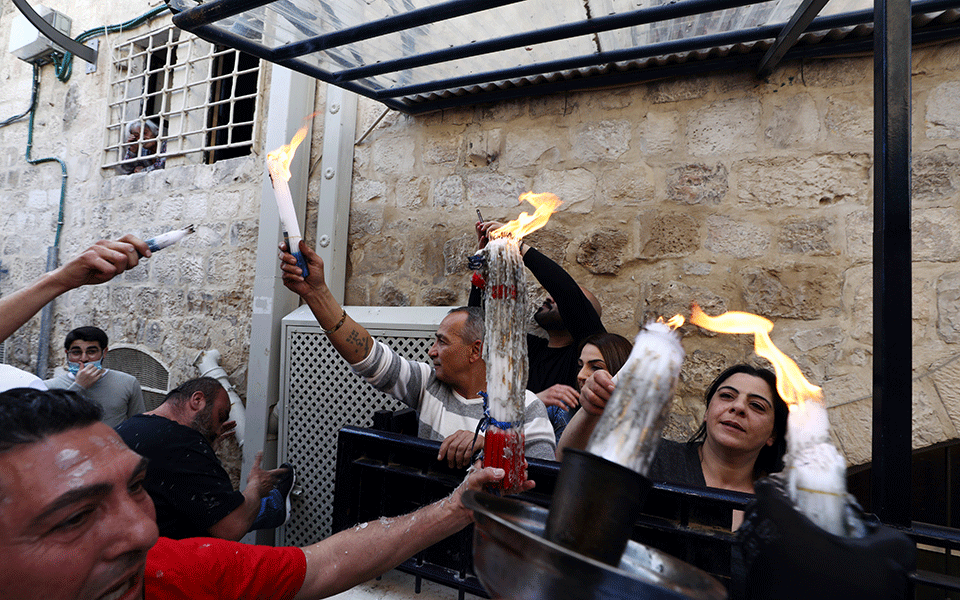 Σε μία έρημη Ιερουσαλήμ η τελετή αφής του Αγίου Φωτός – Ιερείς με μάσκες (φωτογραφίες-βίντεο)-9