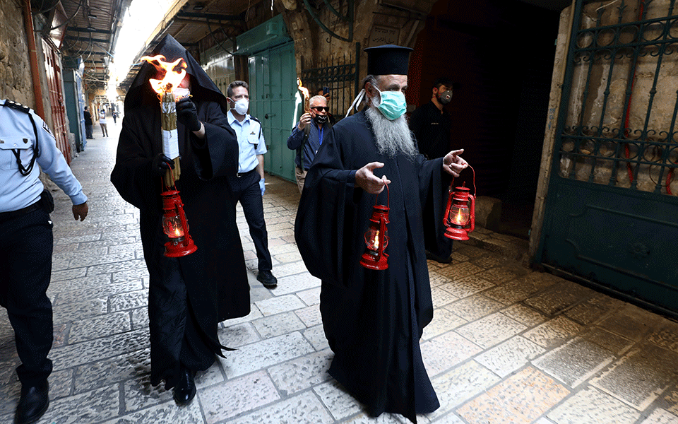 Σε μία έρημη Ιερουσαλήμ η τελετή αφής του Αγίου Φωτός – Ιερείς με μάσκες (φωτογραφίες-βίντεο)-1