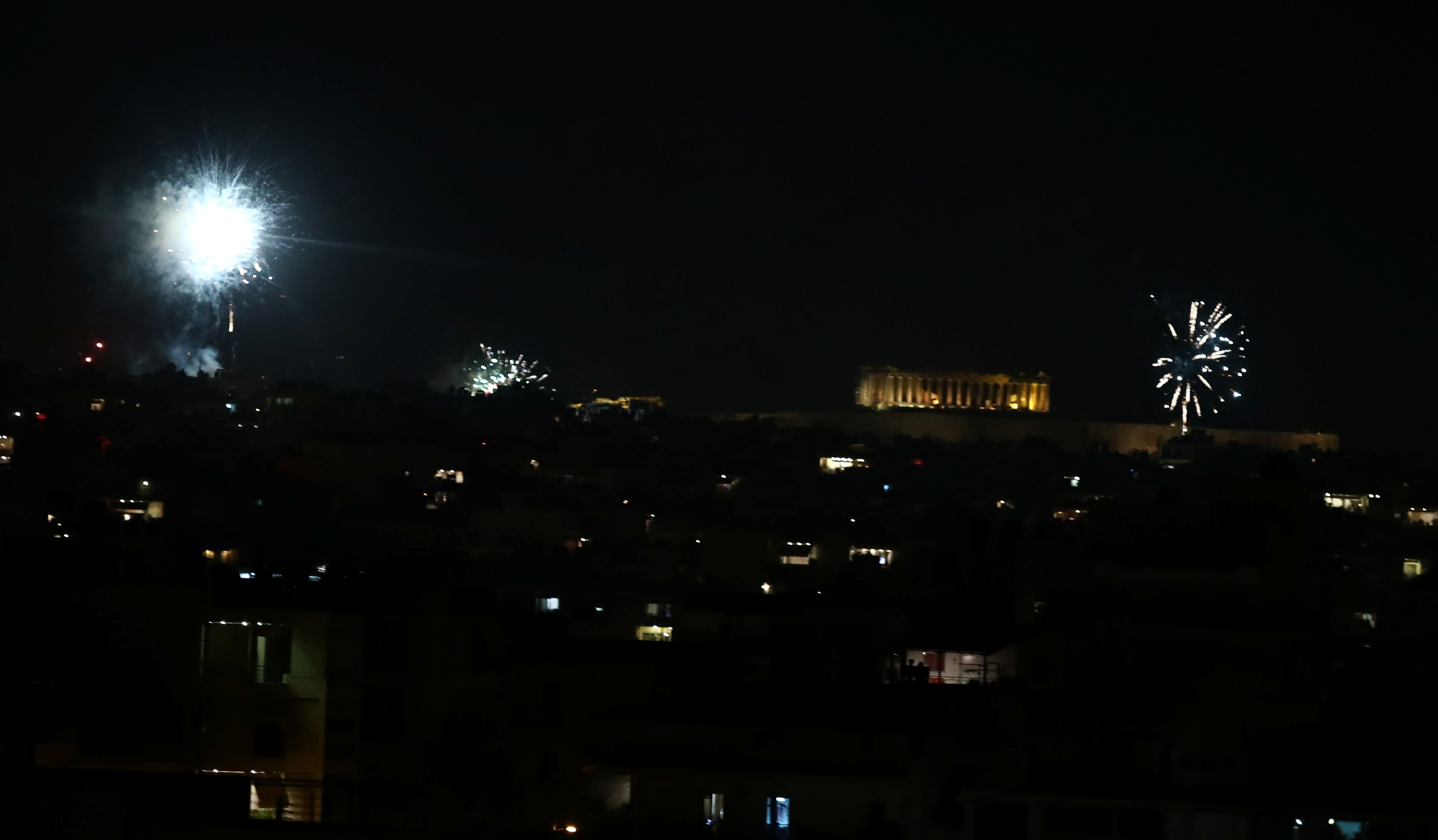 Μια διαφορετική Ανάσταση: «Χριστός Ανέστη» με συγκίνηση, ευθύνη και ελπίδα από τα μπαλκόνια των σπιτιών-6