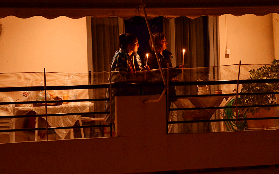 Μια διαφορετική Ανάσταση: «Χριστός Ανέστη» με συγκίνηση, ευθύνη και ελπίδα από τα μπαλκόνια των σπιτιών-1