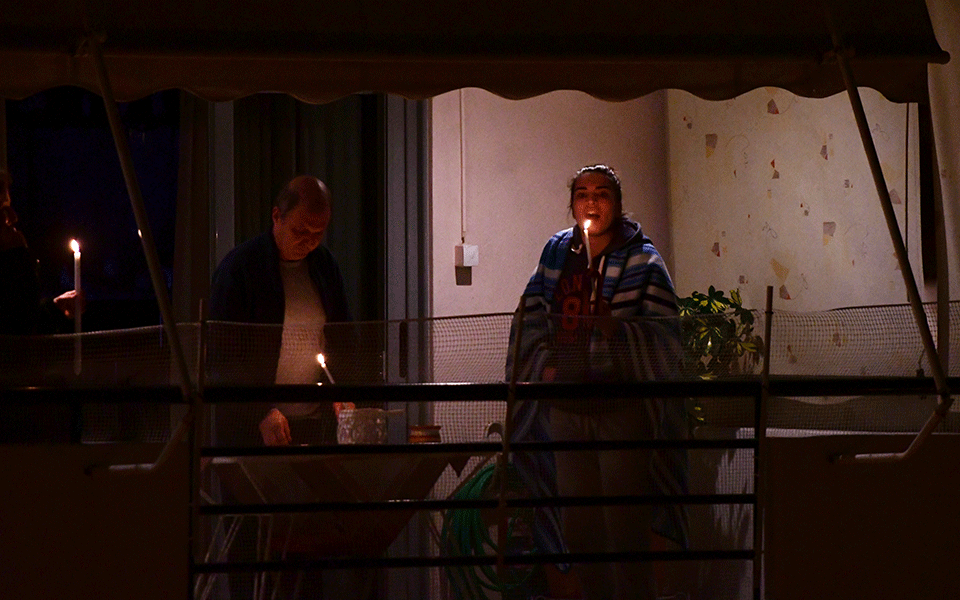 Μια διαφορετική Ανάσταση: «Χριστός Ανέστη» με συγκίνηση, ευθύνη και ελπίδα από τα μπαλκόνια των σπιτιών-3