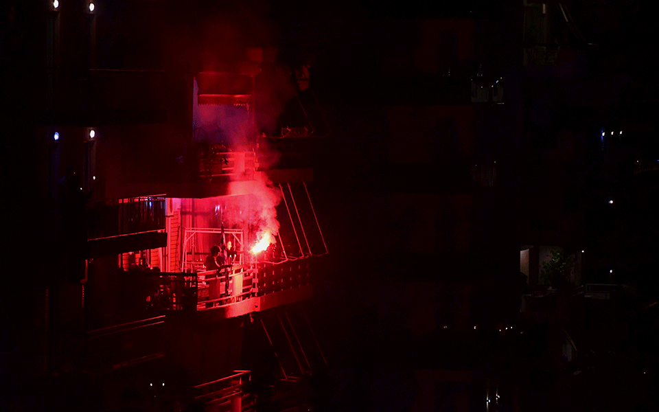 Μια διαφορετική Ανάσταση: «Χριστός Ανέστη» με συγκίνηση, ευθύνη και ελπίδα από τα μπαλκόνια των σπιτιών-4