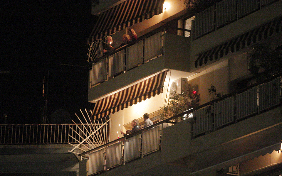 Μια διαφορετική Ανάσταση: «Χριστός Ανέστη» με συγκίνηση, ευθύνη και ελπίδα από τα μπαλκόνια των σπιτιών-7