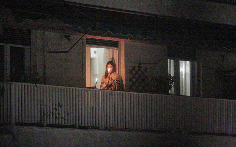 Μια διαφορετική Ανάσταση: «Χριστός Ανέστη» με συγκίνηση, ευθύνη και ελπίδα από τα μπαλκόνια των σπιτιών-8