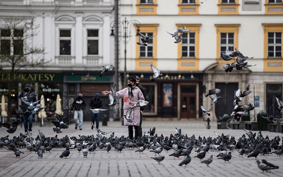 Η Ευρώπη βγαίνει με δειλά βήματα από την καραντίνα – Τι ισχύει, τι εξετάζεται σε κάθε χώρα-3