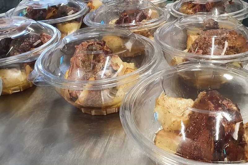 Ο “Βασίλαινας” μαγειρεύει για τους πωλητές της “Σχεδίας”-2