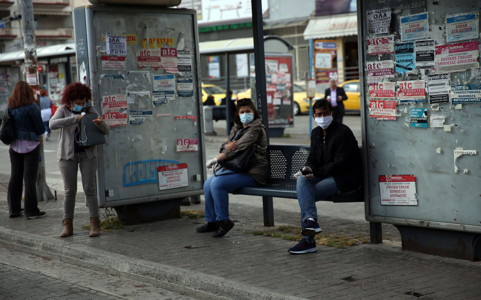 Η νέα «κανονικότητα» στα μέσα μαζικής μεταφοράς – Με μάσκα και αποστάσεις ασφαλείας οι επιβάτες (φωτογραφίες)-6