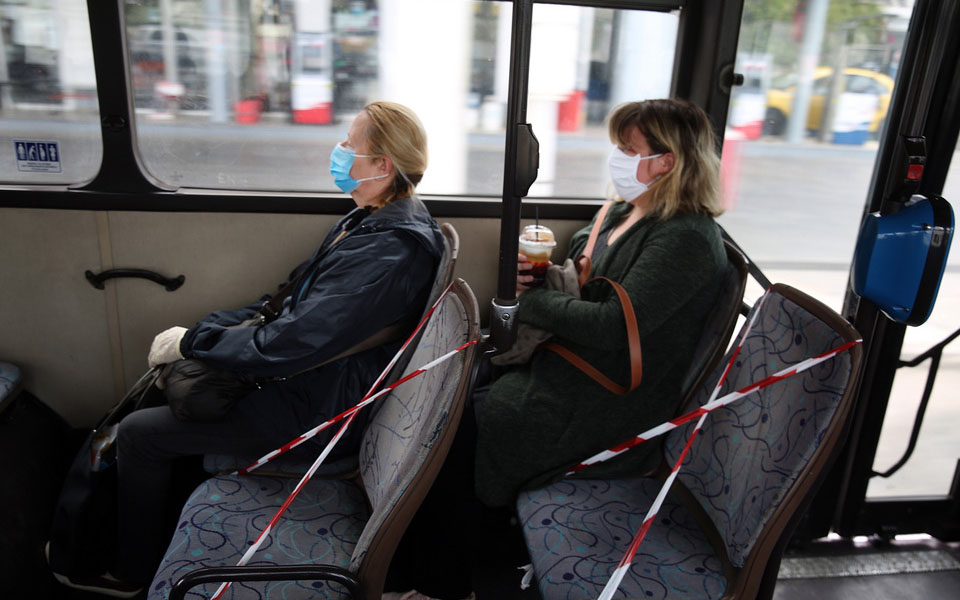 Η νέα «κανονικότητα» στα μέσα μαζικής μεταφοράς – Με μάσκα και αποστάσεις ασφαλείας οι επιβάτες (φωτογραφίες)-7