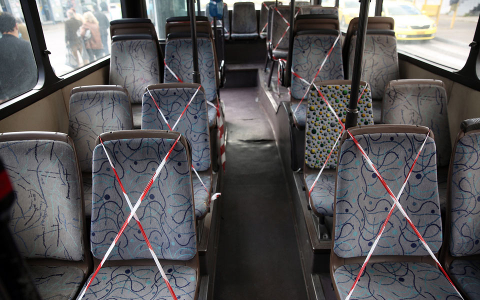 Η νέα «κανονικότητα» στα μέσα μαζικής μεταφοράς – Με μάσκα και αποστάσεις ασφαλείας οι επιβάτες (φωτογραφίες)-8