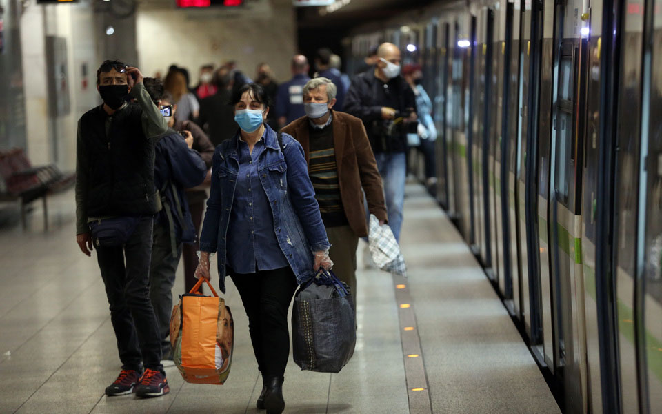 Η νέα «κανονικότητα» στα μέσα μαζικής μεταφοράς – Με μάσκα και αποστάσεις ασφαλείας οι επιβάτες (φωτογραφίες)-1