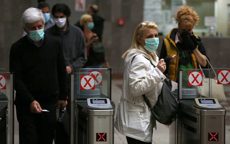 Η νέα «κανονικότητα» στα μέσα μαζικής μεταφοράς – Με μάσκα και αποστάσεις ασφαλείας οι επιβάτες (φωτογραφίες)-2