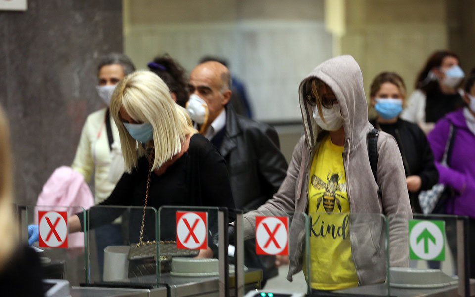 Η νέα «κανονικότητα» στα μέσα μαζικής μεταφοράς – Με μάσκα και αποστάσεις ασφαλείας οι επιβάτες (φωτογραφίες)-3