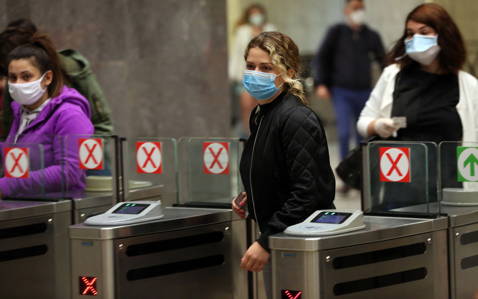 Η νέα «κανονικότητα» στα μέσα μαζικής μεταφοράς – Με μάσκα και αποστάσεις ασφαλείας οι επιβάτες (φωτογραφίες)-5