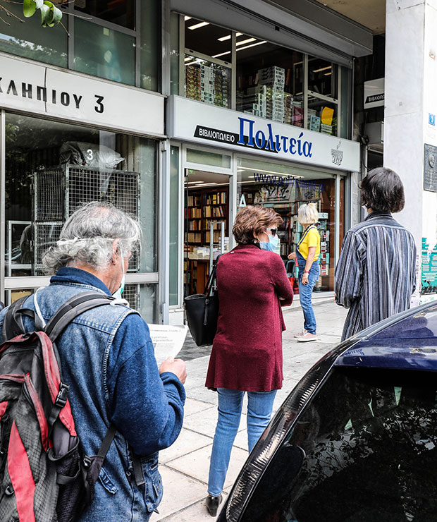 Στα βιβλιοπωλεία με… μάσκες-1