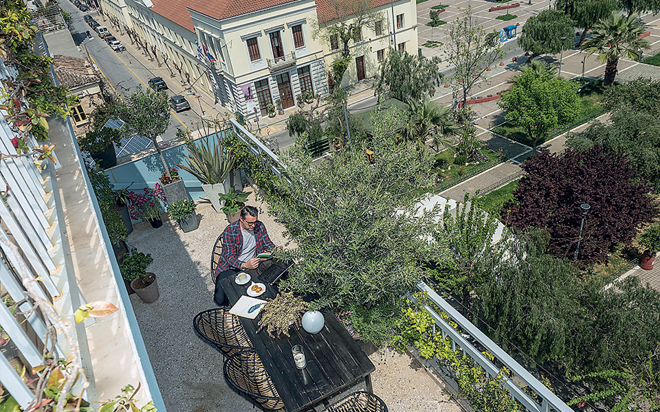 Όταν το μπαλκόνι μας έγινε το νέο «έξω»-1