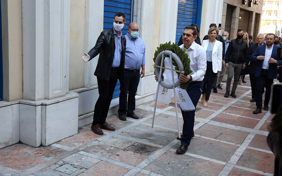 O Αλ. Τσίπρας κατέθεσε στεφάνι στη Marfin – «Καταδικάζουμε τη βία αλλά και την υποκρισία του κ. Μητσοτάκη»-1