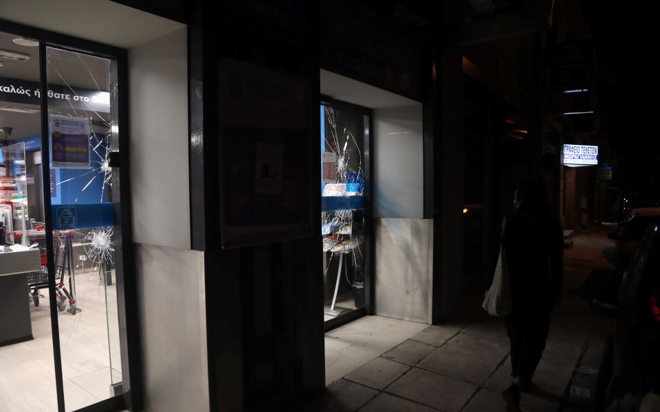 Επεισόδια στην Κυψέλη: Αντιεξουσιαστές έσπασαν βιτρίνες – Επιτέθηκαν με μολότοφ σε αστυνομικούς-3