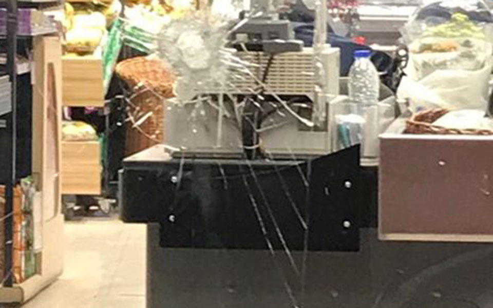 Επεισόδια στην Κυψέλη: Αντιεξουσιαστές έσπασαν βιτρίνες – Επιτέθηκαν με μολότοφ σε αστυνομικούς-1