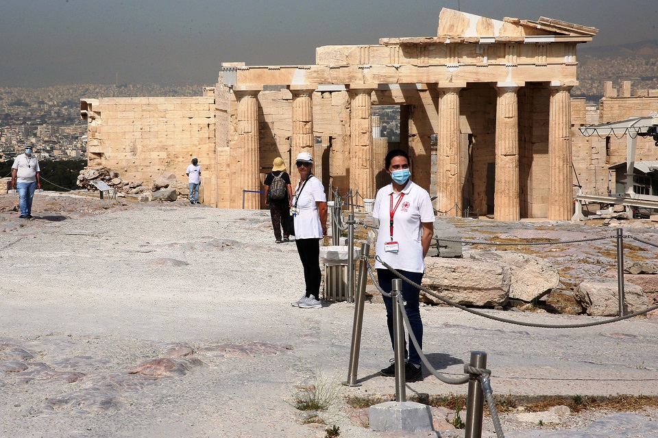 Οι πρώτοι επισκέπτες περιηγήθηκαν στους αρχαιολογικούς χώρους (φωτογραφίες)-1
