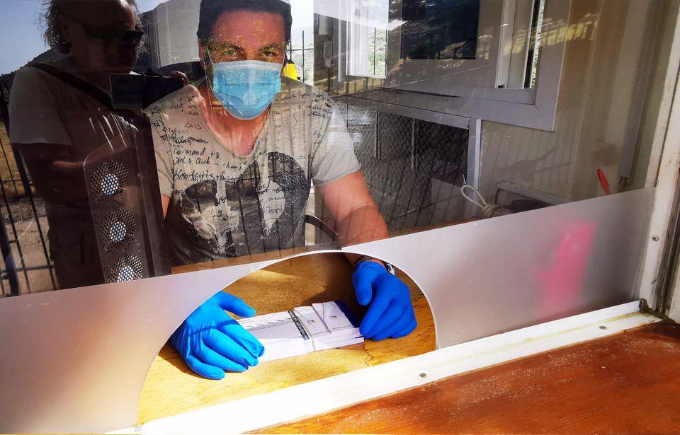 Οι πρώτοι επισκέπτες περιηγήθηκαν στους αρχαιολογικούς χώρους (φωτογραφίες)-2