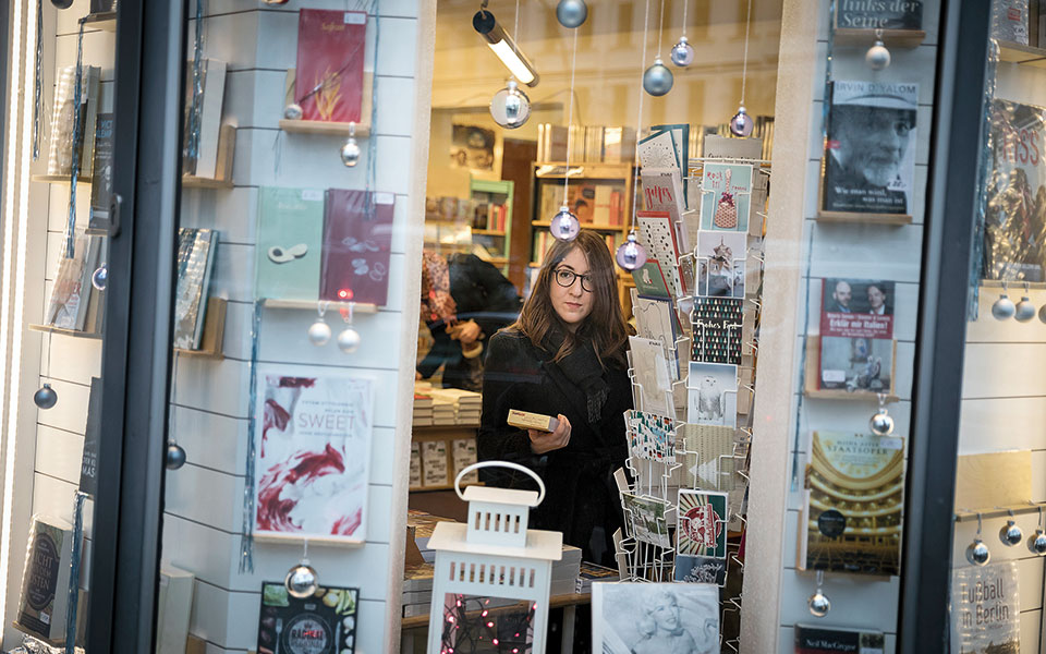 Ντέμπορα Φέλντμαν: Το αληθινό πρόσωπο του «Unorthodox»-1