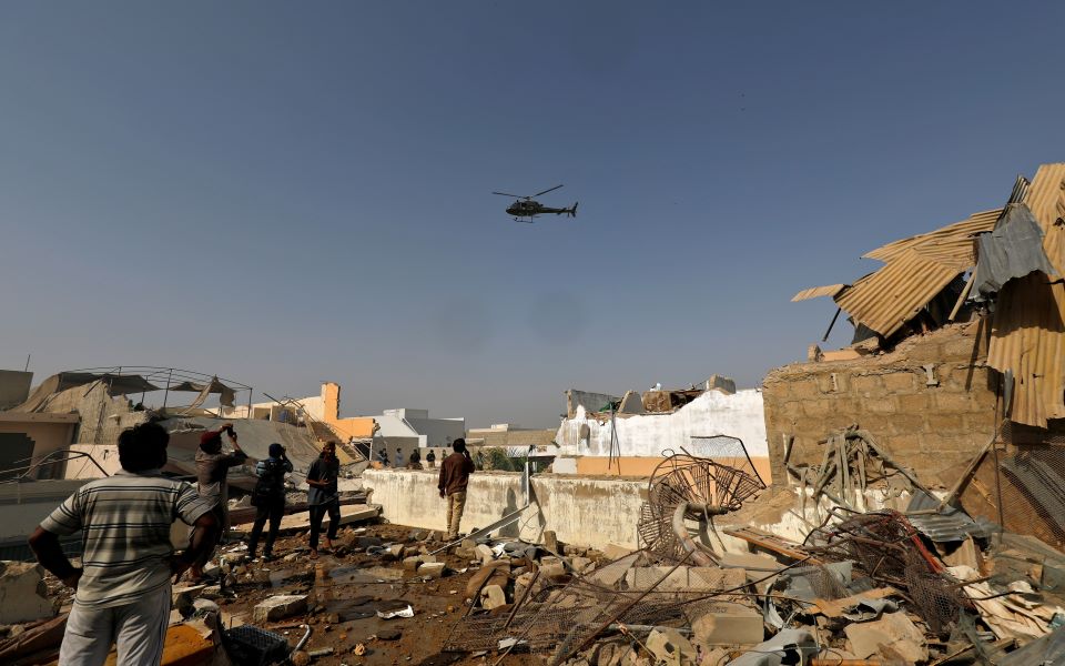 Πακιστάν: Τουλάχιστον 97 νεκροί και δύο επιζώντες από τη συντριβή του Airbus – Εληξαν οι επιχειρήσεις διάσωσης-3