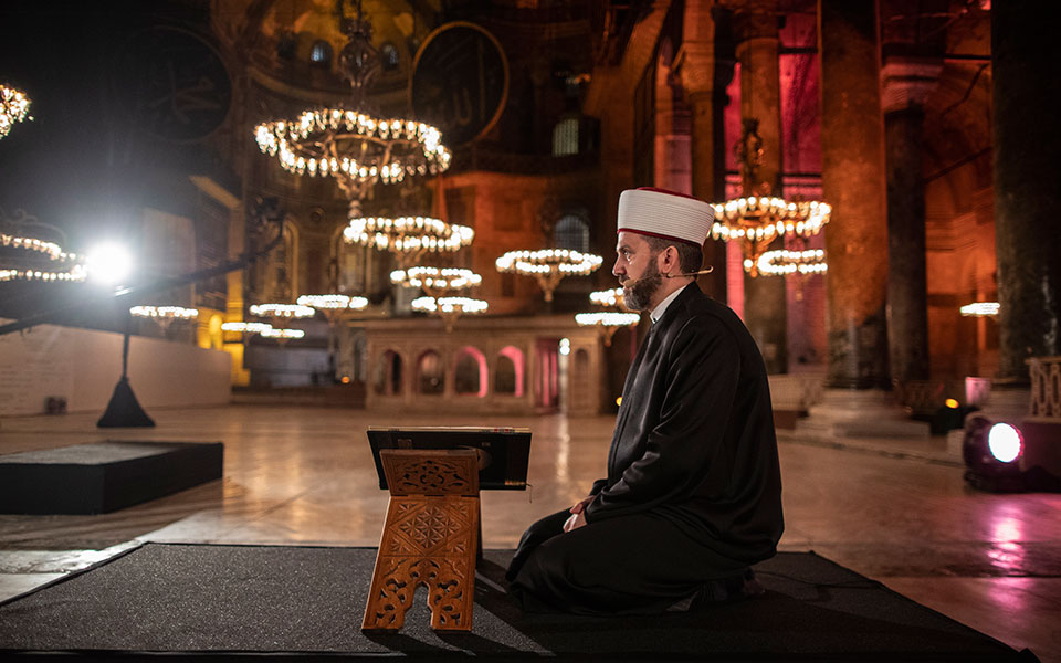 «Φιέστα» Ερντογάν για την Αλωση: Διαβάστηκε το Κοράνι στην Αγία Σοφία – Εντονη αντίδραση Αθήνας-1