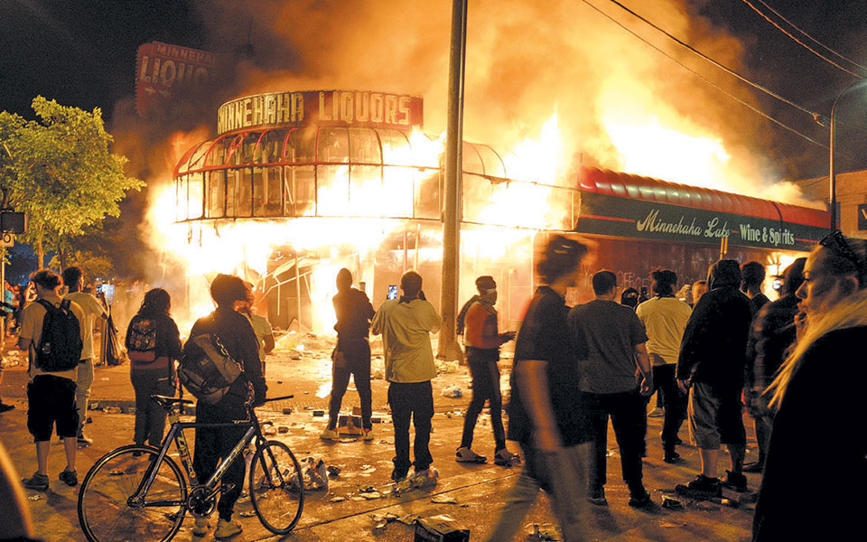 Σε νέο κύκλο φυλετικών ταραχών η Αμερική-1