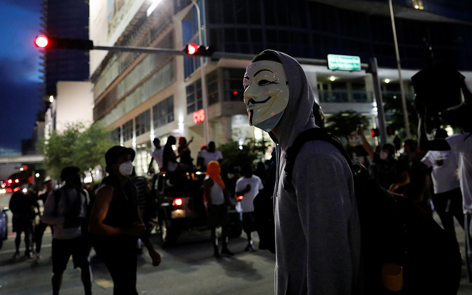 ΗΠΑ: Λεηλασίες, επεισόδια και απαγόρευση κυκλοφορίας σε 40 πόλεις (φωτογραφίες)-6