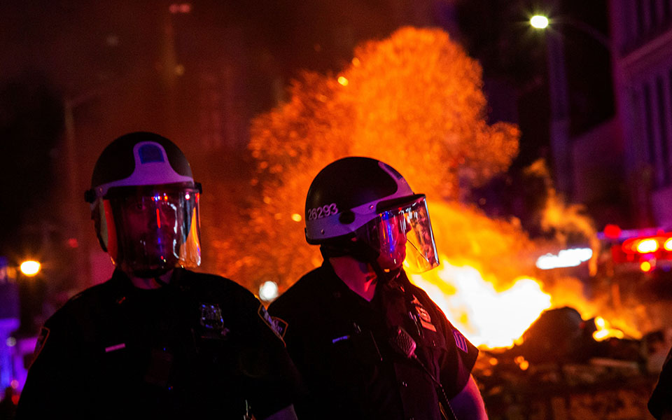 ΗΠΑ: Λεηλασίες, επεισόδια και απαγόρευση κυκλοφορίας σε 40 πόλεις (φωτογραφίες)-2