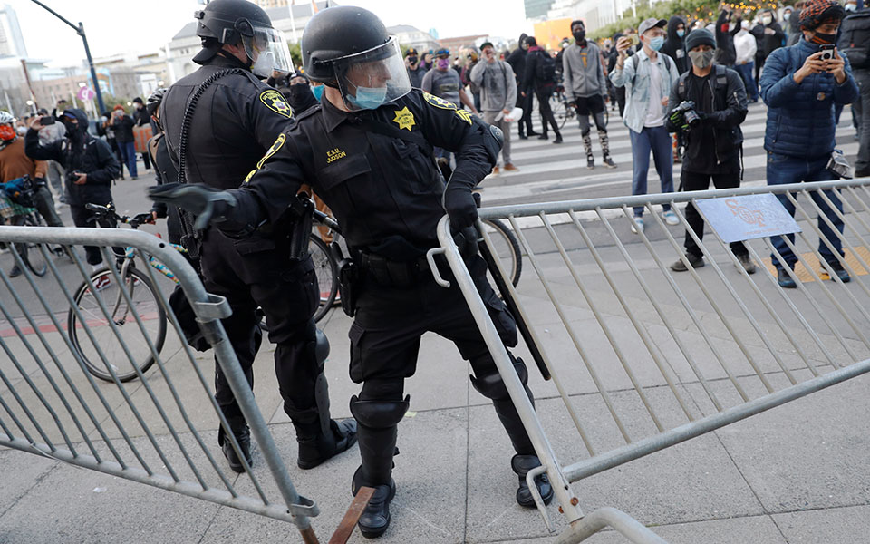 ΗΠΑ: Λεηλασίες, επεισόδια και απαγόρευση κυκλοφορίας σε 40 πόλεις (φωτογραφίες)-1