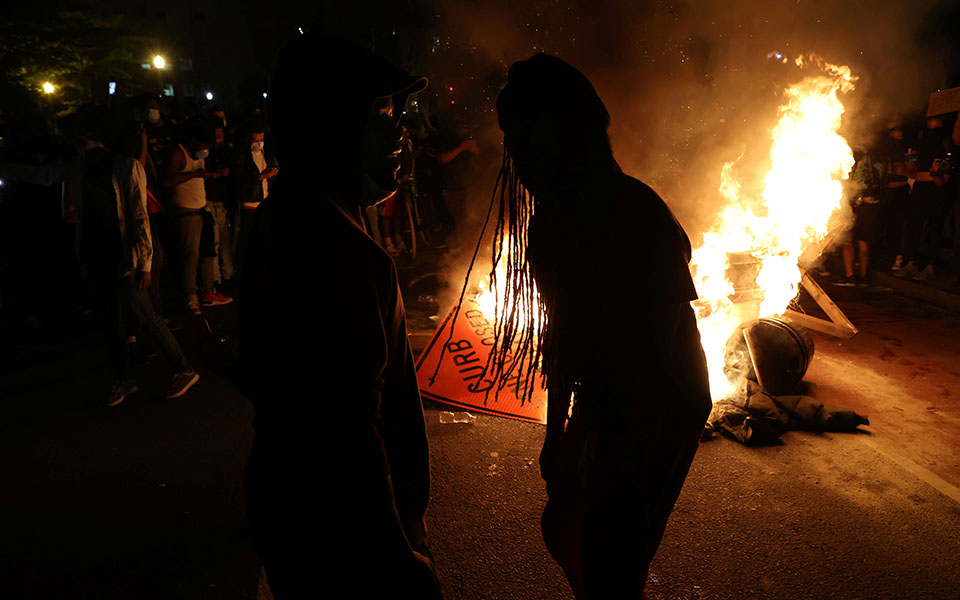 ΗΠΑ: Λεηλασίες, επεισόδια και απαγόρευση κυκλοφορίας σε 40 πόλεις (φωτογραφίες)-4