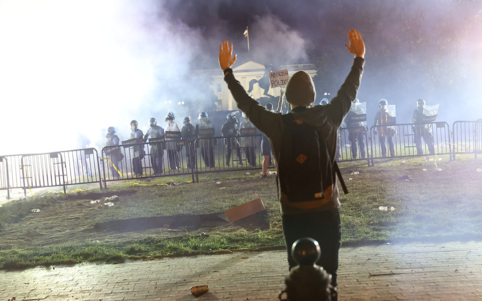 Δακρυγόνα στον Λευκό Οίκο – Σε καταφύγιο που χρησιμοποιείται για τρομοκρατικές επιθέσεις φυγαδεύτηκε ο Τραμπ (φωτογραφίες-βίντεο)-3